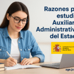 Opositora estudiando con libros y portátil, imagen sobre las razones para preparar Auxiliar y Administrativo del Estado con enlace a age.josenrique.es